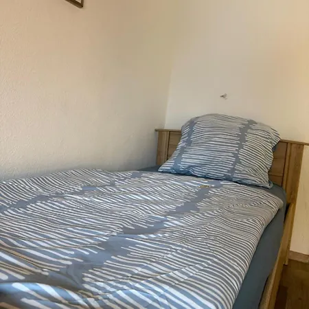 Mit Sofa & Gemeinschaftsbad منزل للإقامة